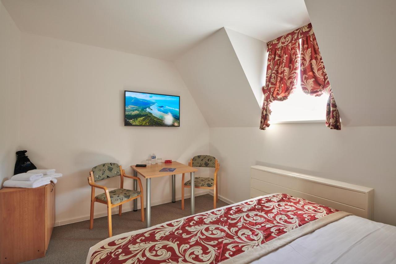 Hotel Mezni Louka Хренско Экстерьер фото