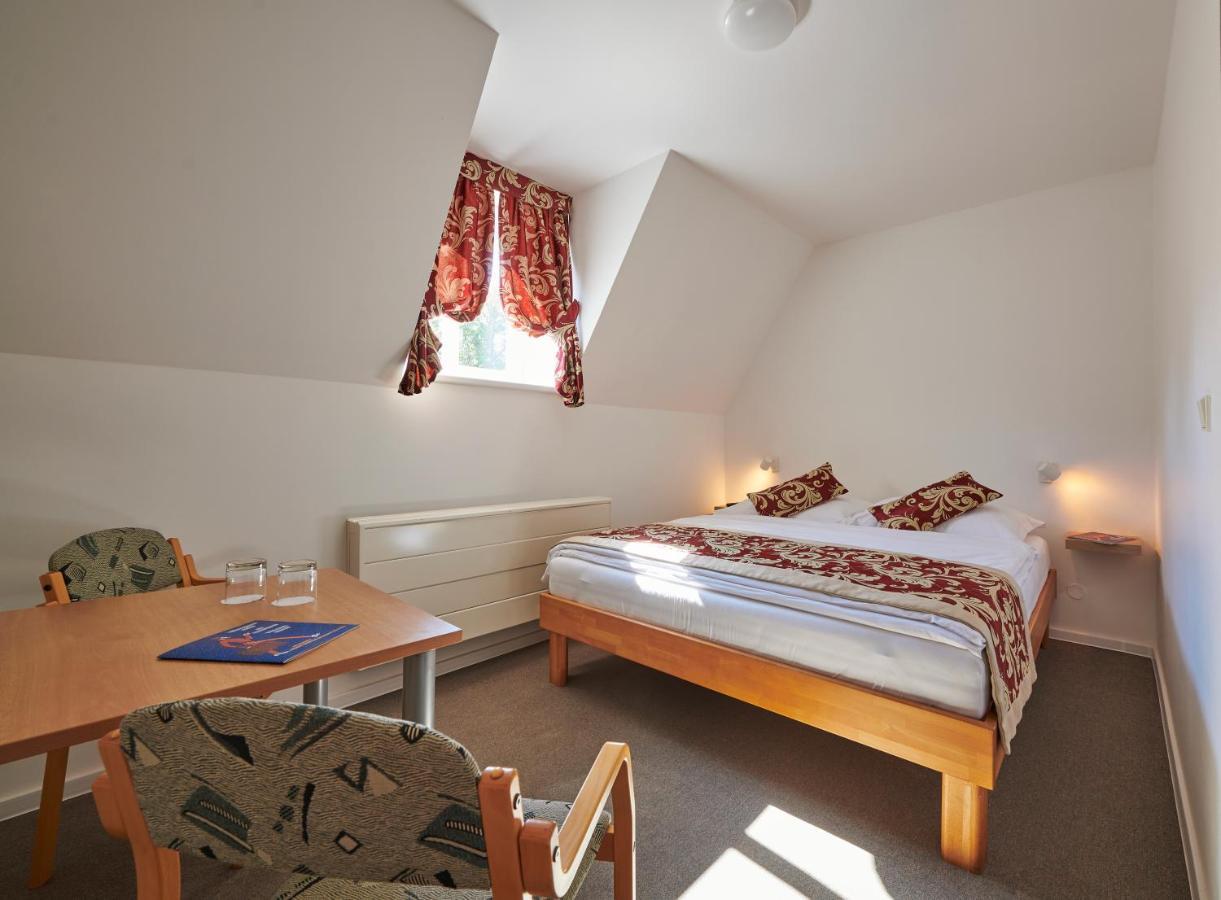 Hotel Mezni Louka Хренско Экстерьер фото