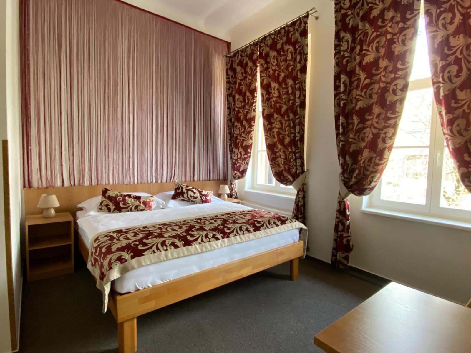 Hotel Mezni Louka Хренско Экстерьер фото