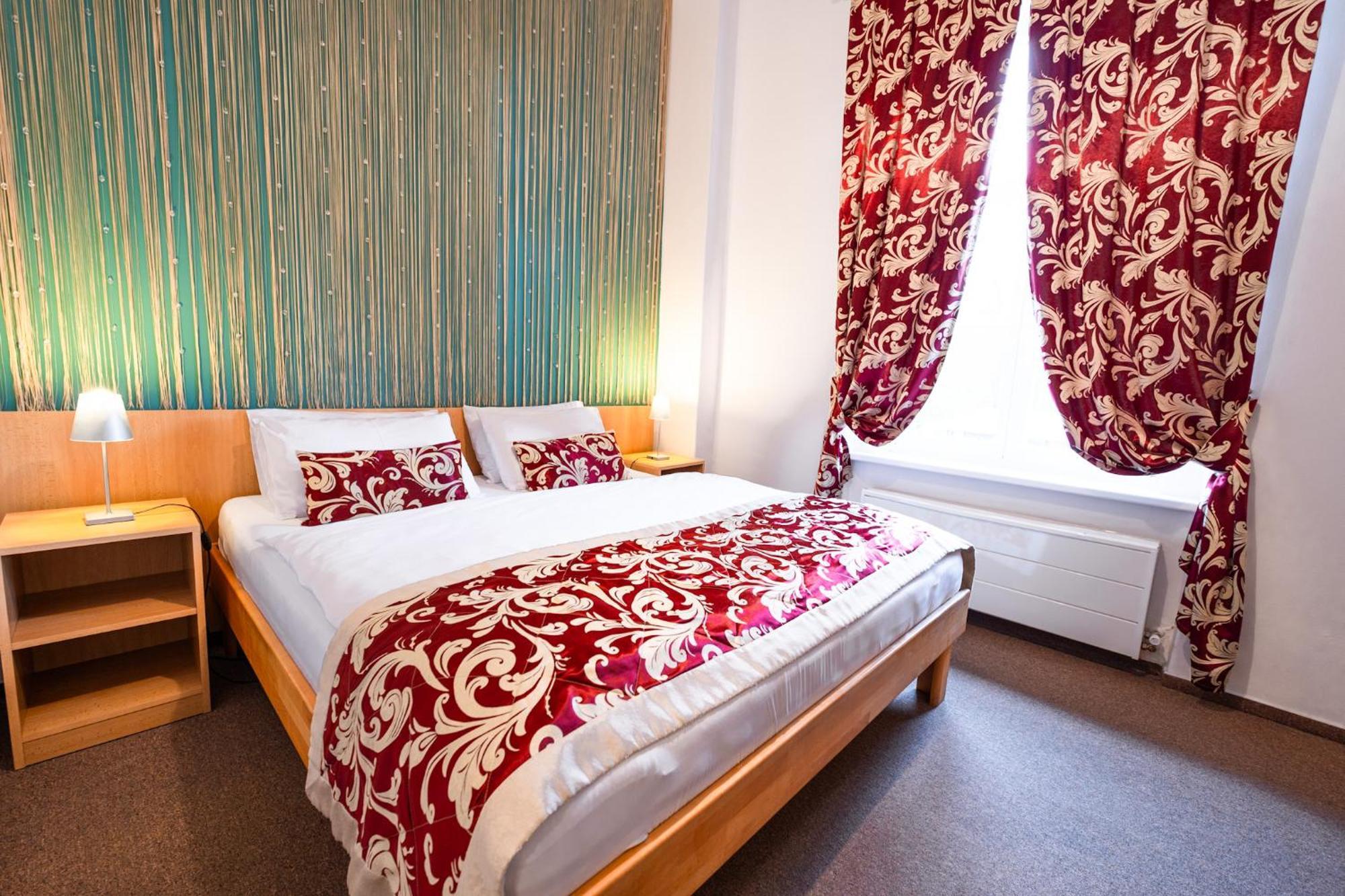 Hotel Mezni Louka Хренско Экстерьер фото