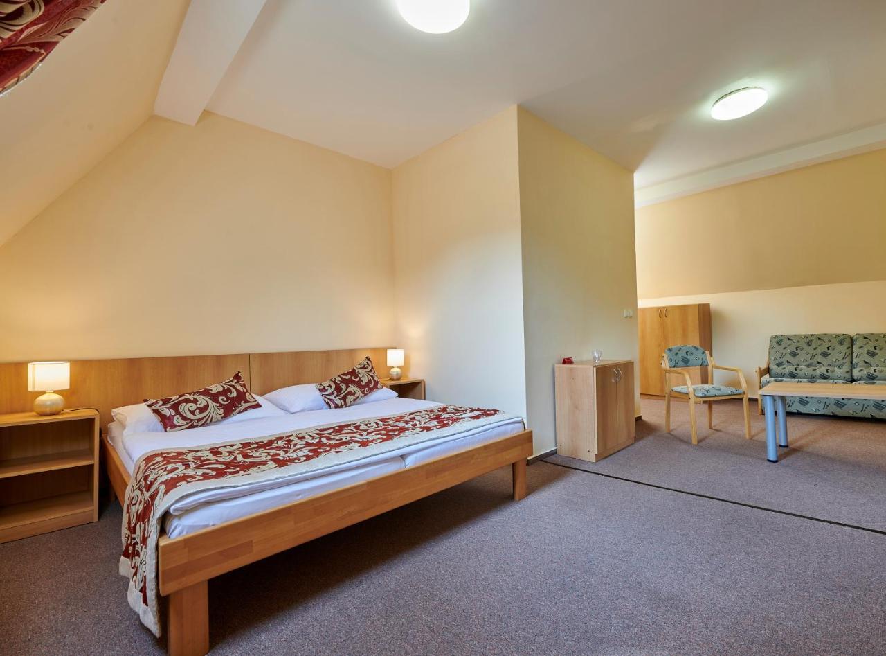 Hotel Mezni Louka Хренско Экстерьер фото
