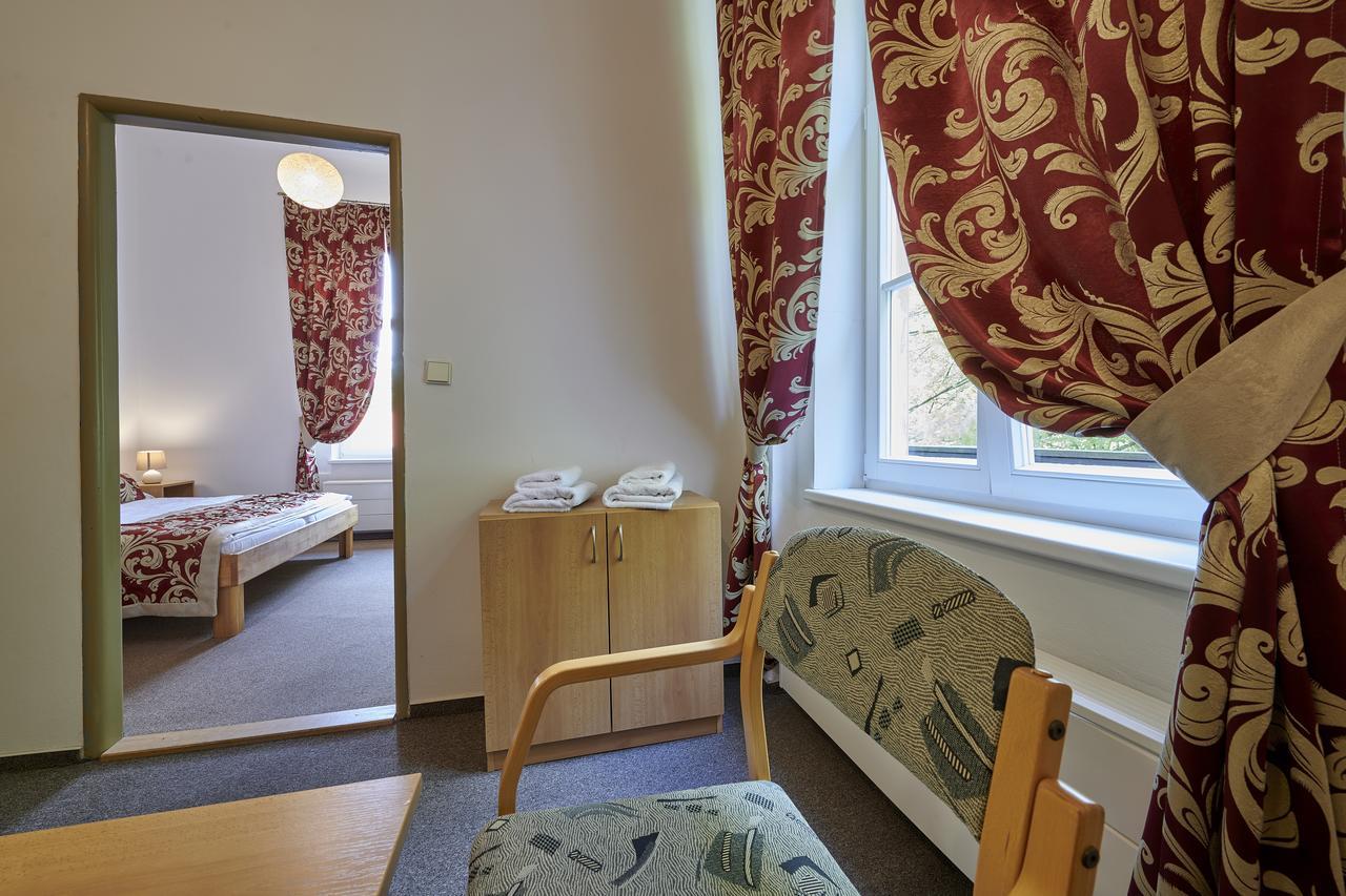 Hotel Mezni Louka Хренско Экстерьер фото