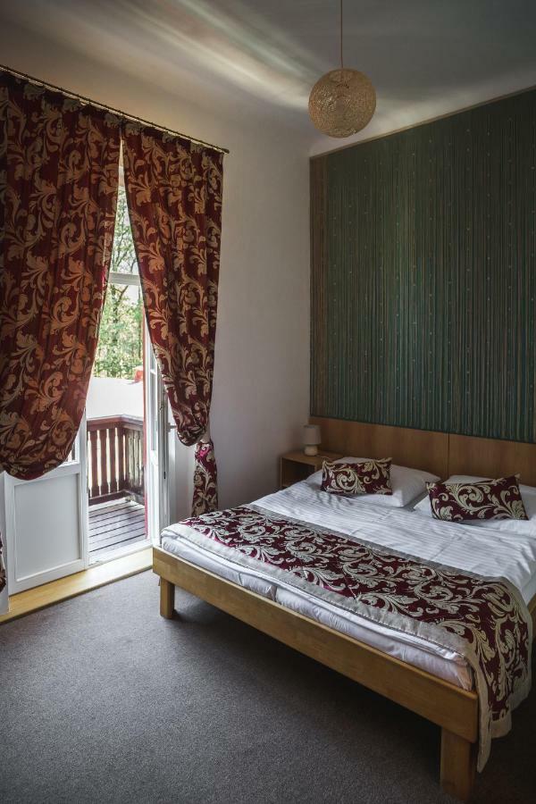 Hotel Mezni Louka Хренско Экстерьер фото