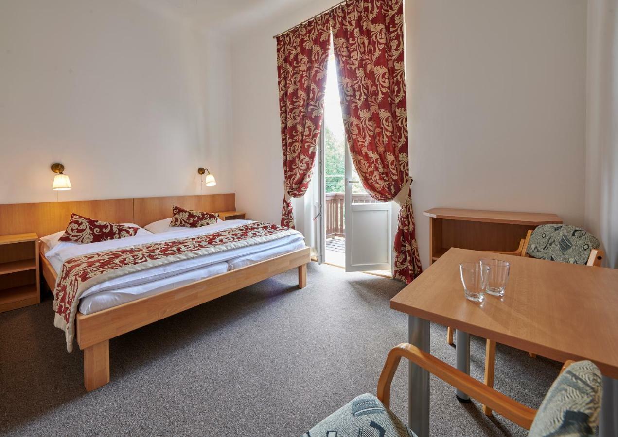 Hotel Mezni Louka Хренско Экстерьер фото